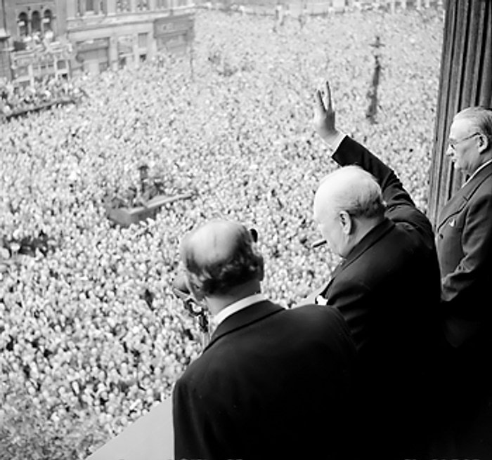 Churchill_waves_to_crowds